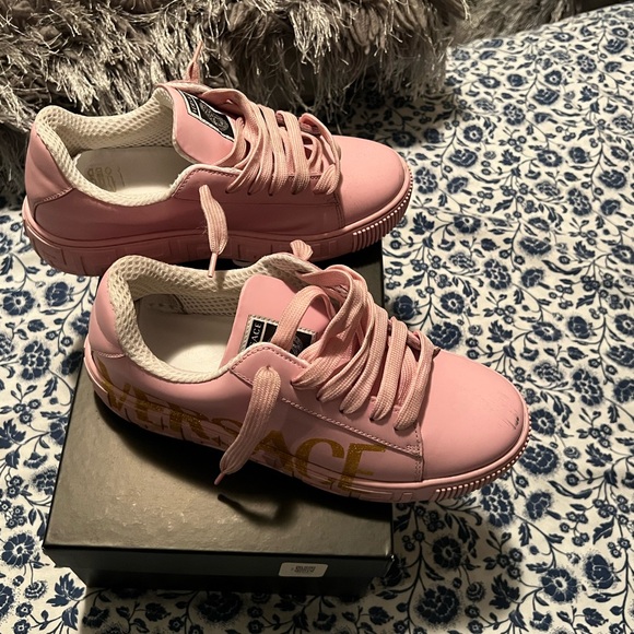 Versace - Picture 3 of 3